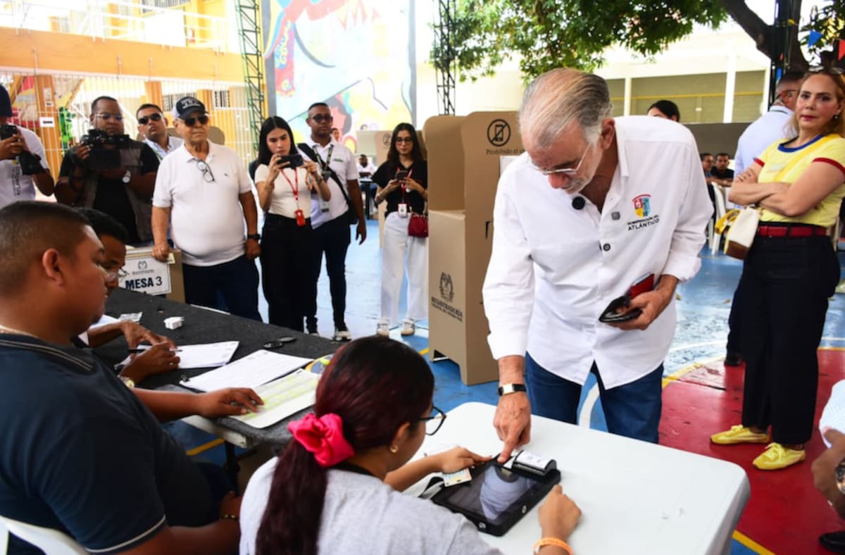 Eduardo Verano, gobernador del Atlántico, ejerció el derecho al voto en la Escuela Normal Superior del Distrito de Barranquilla.// Cortesía Gobernación del Atlántico.
