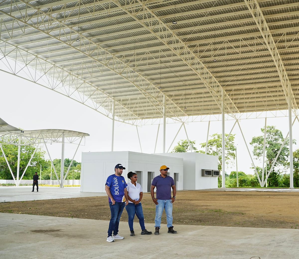 El gobernador Yamil Arana Padauí durante la inspección del nuevo Centro de Exposiciones Agropecuarias de Bolívar. //Foto: Cortesía