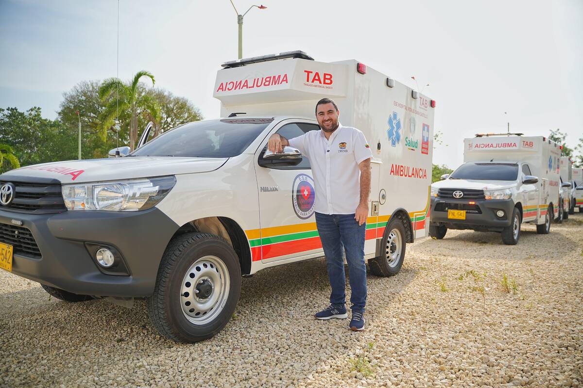Gobernador Yamil Arana entrega modernas ambulancias