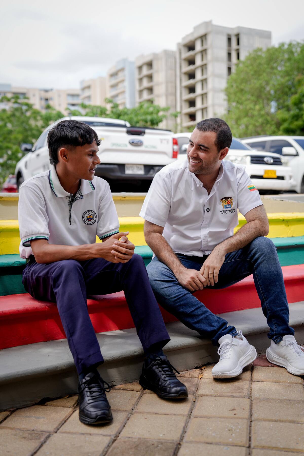Gobernador Yamil Arana junto a un estudiante de Bolívar. // Foto: cortesía