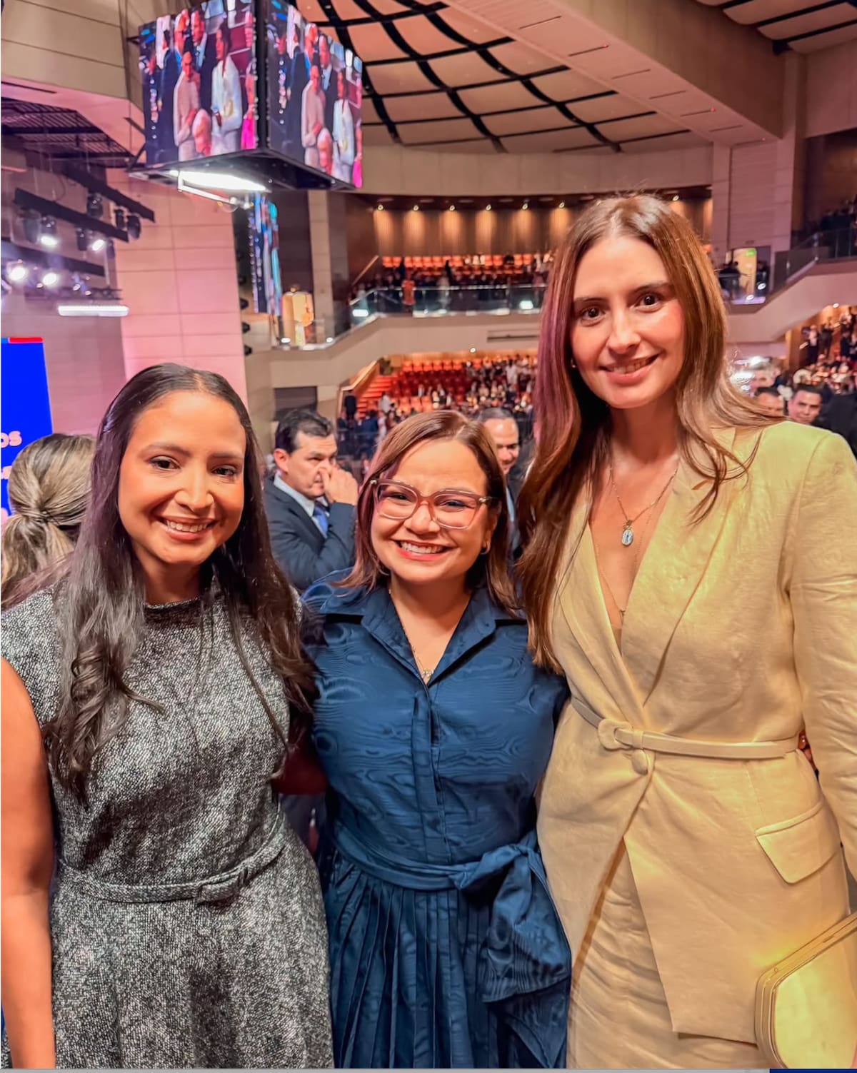 Magda Alarcón Gómez, secretaria Seccional de Salud del Magdalena; Margarita Guerra, gobernadora del Magdalena, y Taliana Vargas, primera dama de la Alcaldía de Cali, la ceremonia de posesión del presidente de la República, Abelardo De la Espriella.//Cortesía DCGDM.