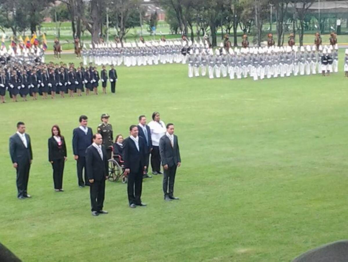 La condecoración se dio por durante la ceremonia de graduación de 300 Suboficiales cortesía