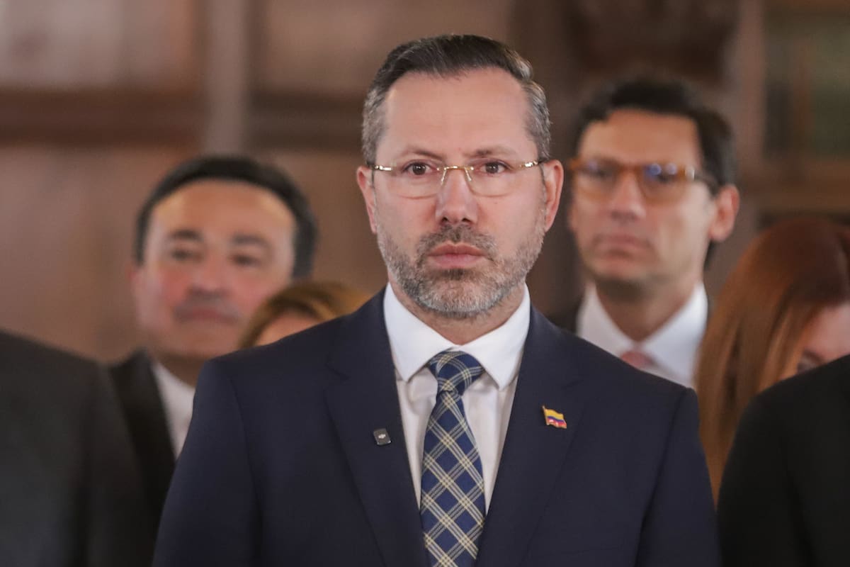 Minvivienda asegura que informó al presidente sobre su viaje a Santa Marta