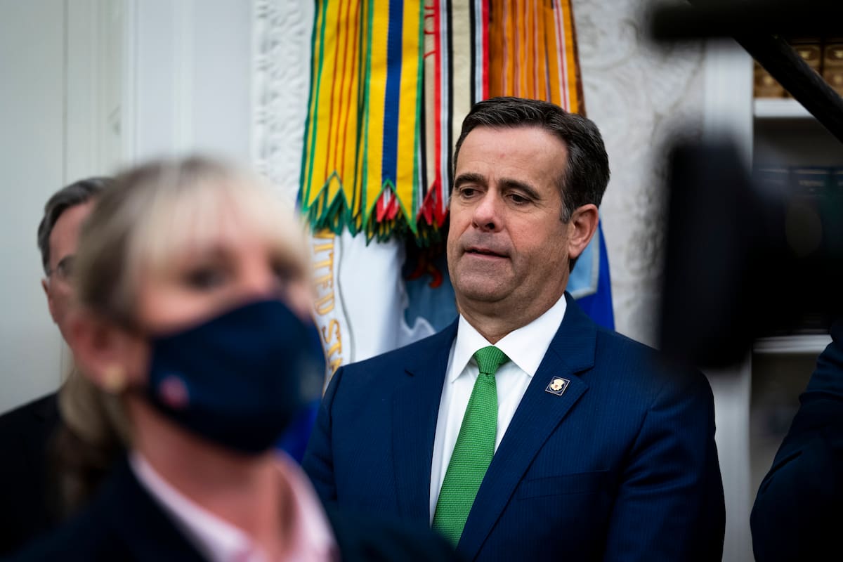 El director de Inteligencia Nacional, John Ratcliffe, observa mientras el presidente de EE. UU., Donald J. Trump, da un discurso durante una ceremonia. 3 de diciembre de 2020. EFE/EPA/Doug Mills / POOL