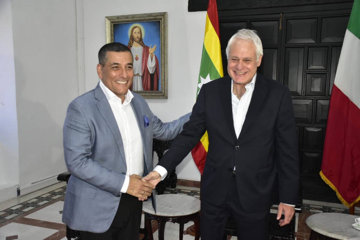 Dumek Turbay Paz, alcalde mayor de Cartagena; Giancarlo María Curcio, embajador de Italia en Colombia; en el acto de cooperación en el despacho de la Alcaldía. // Foto: Javier García Salcedo.