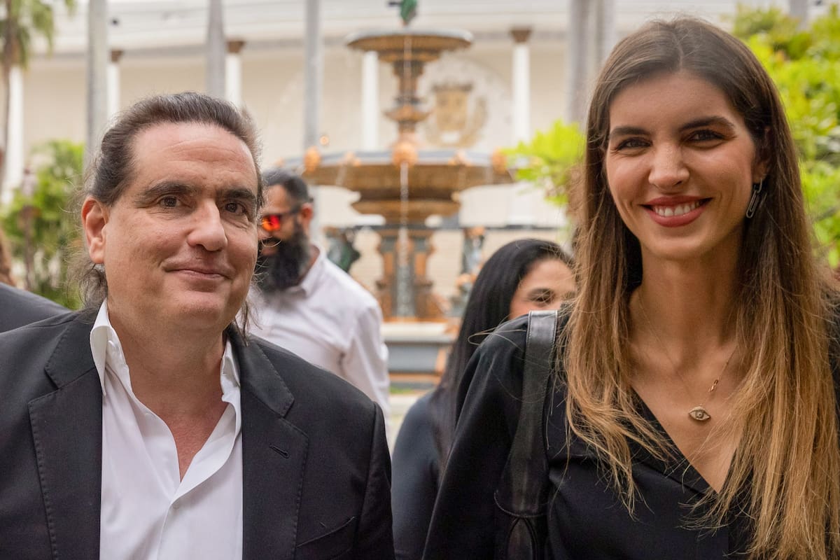 El empresario colombiano Álex Saab, junto a su esposa, Camilla Fabri. // Foto: EFE/ Rayner Peña R.