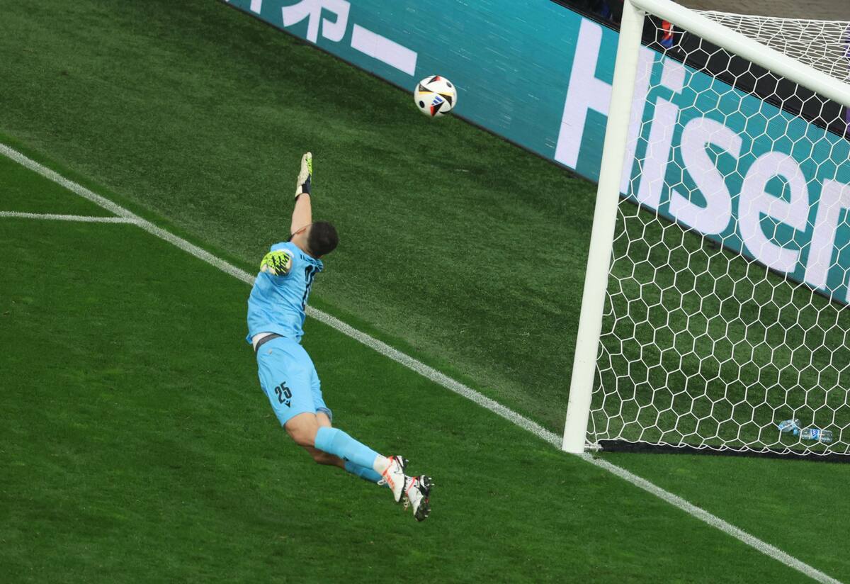 El portero Giorgi Mamardashvili de Georgia concede un gol durante el partido de fútbol del grupo F de la UEFA EURO 2024 entre Turquía y Georgia, en Dortmund, Alemania, el 18 de junio de 2024. //EFE