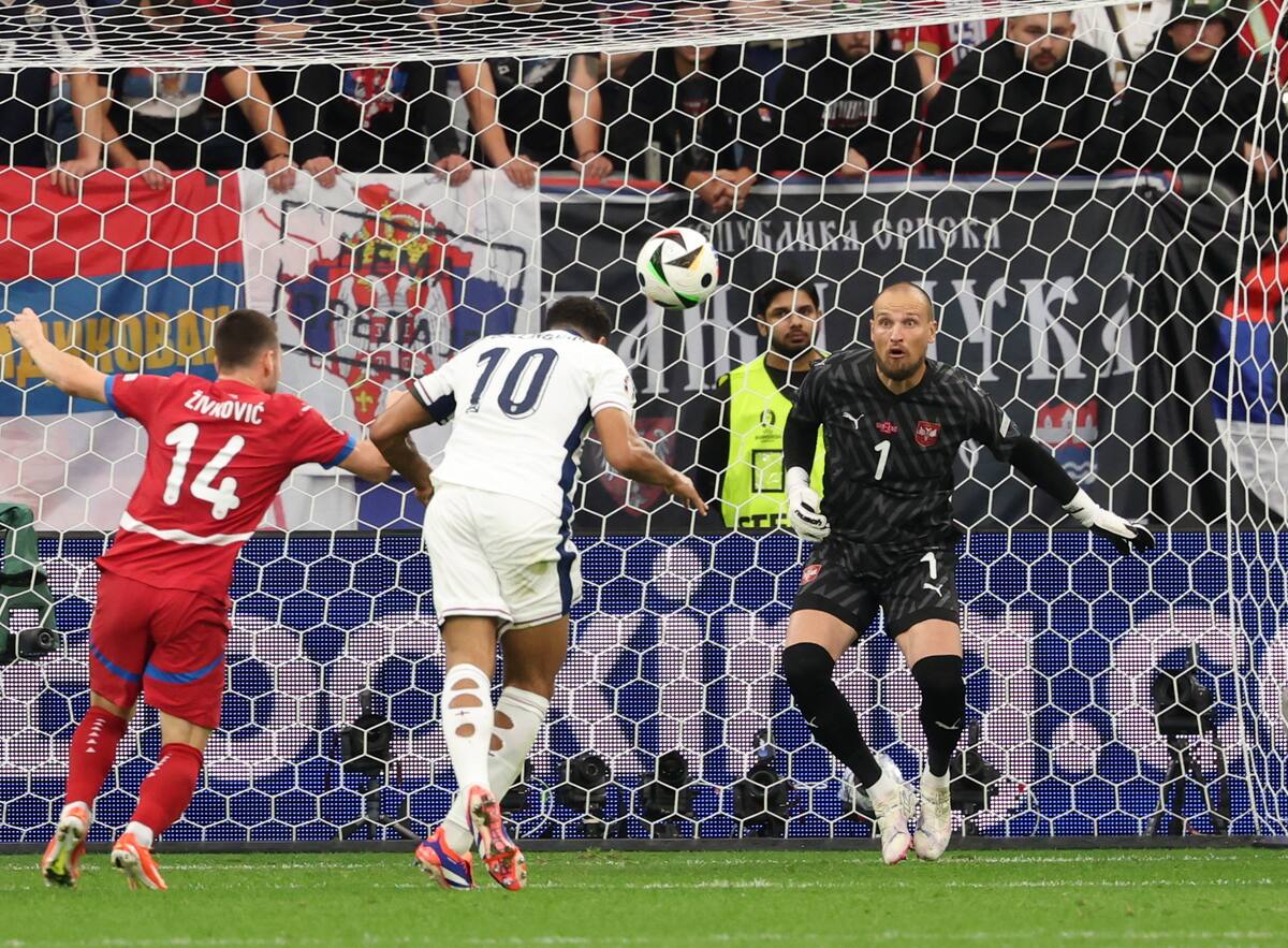 Jude Bellingham (C) de Inglaterra marca el gol inicial durante el partido del grupo C de la UEFA EURO 2024 entre Serbia e Inglaterra en Gelsenkirchen, Alemania, el 16 de junio de 2024. //EFE