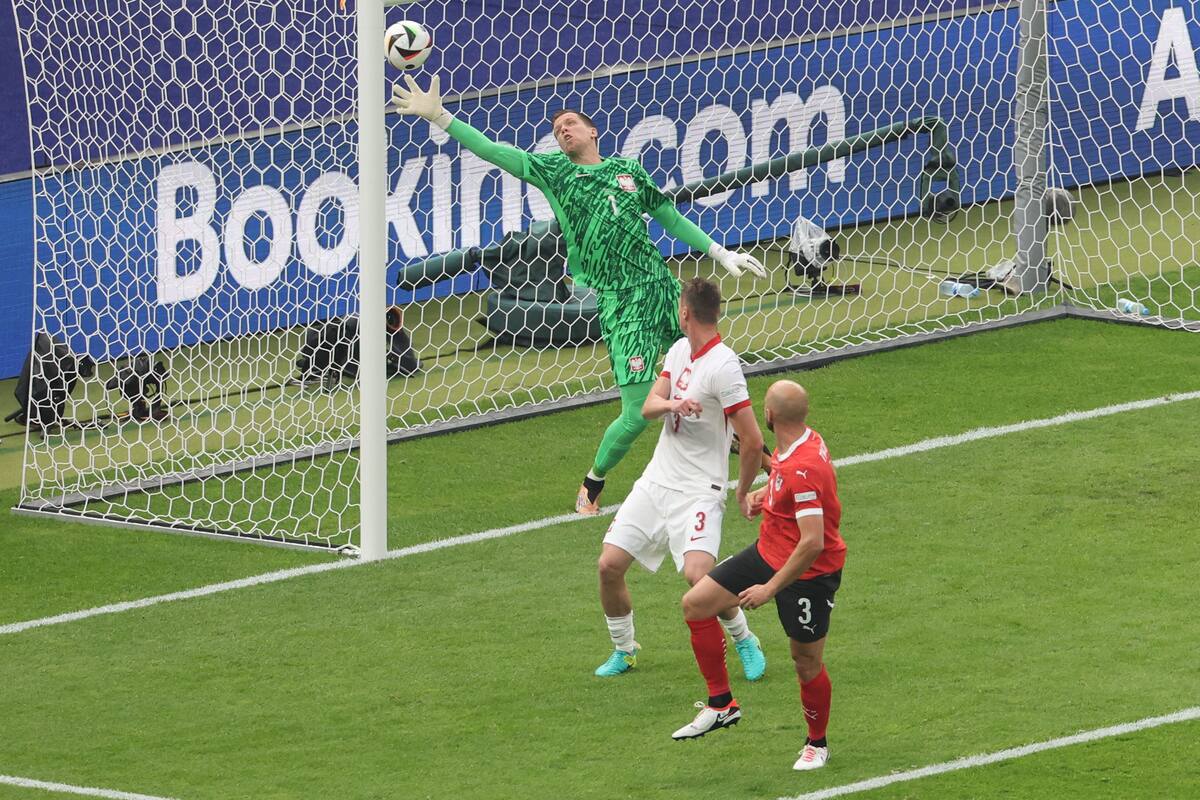 Gernot Trauner (R) de Austria anota la ventaja de 1-0 durante el partido de fútbol del grupo D de la UEFA EURO 2024 entre Polonia y Austria, en Berlín, Alemania, el 21 de junio de 2024. //EFE