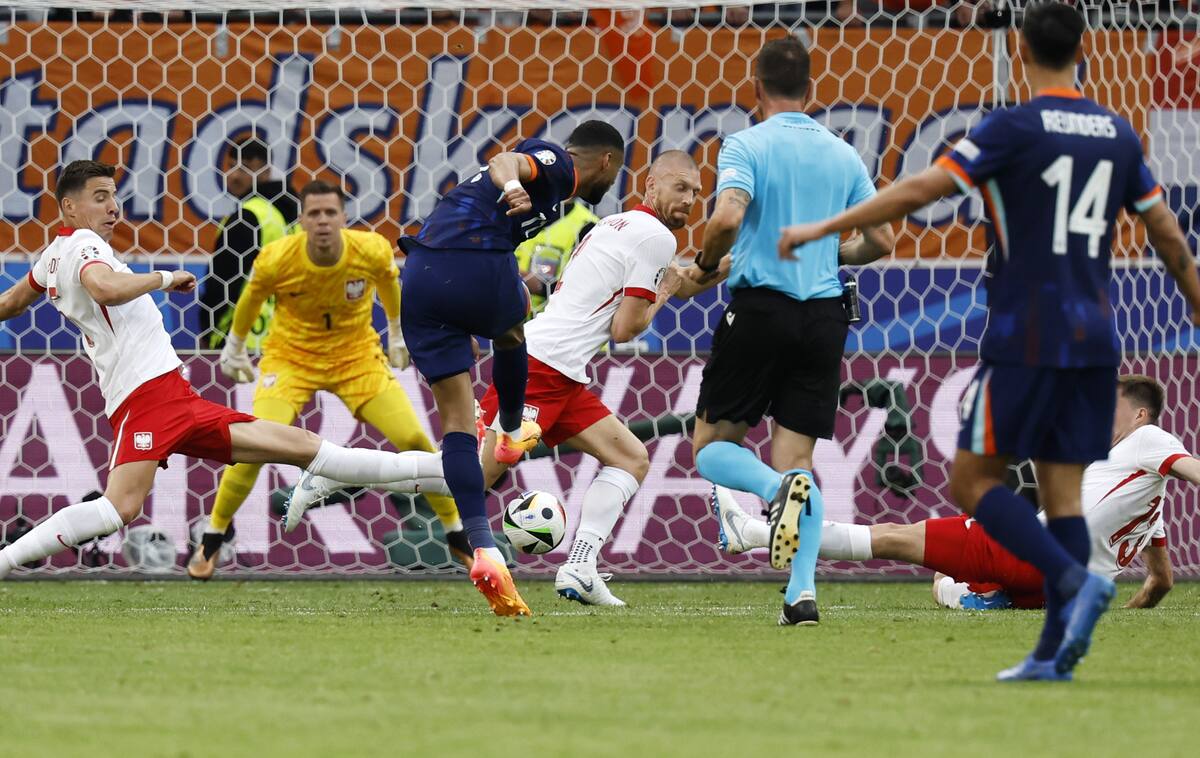 El holandés Cody Gakpo (centro) marca el gol del empate 1-1 durante el partido del grupo D de la UEFA EURO 2024 entre Polonia y Holanda, en Hamburgo, Alemania, el 16 de junio de 2024. //EFE