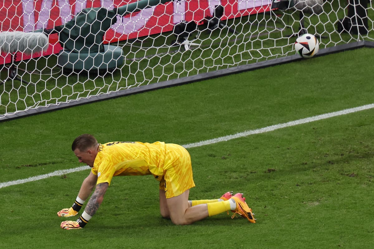 El portero Jordan Pickford de Inglaterra reacciona tras conceder el empate 1-1 durante el partido del grupo C de la UEFA EURO 2024 entre Dinamarca e Inglaterra, en Frankfurt Main, Alemania, el 20 de junio de 2024. //EFE