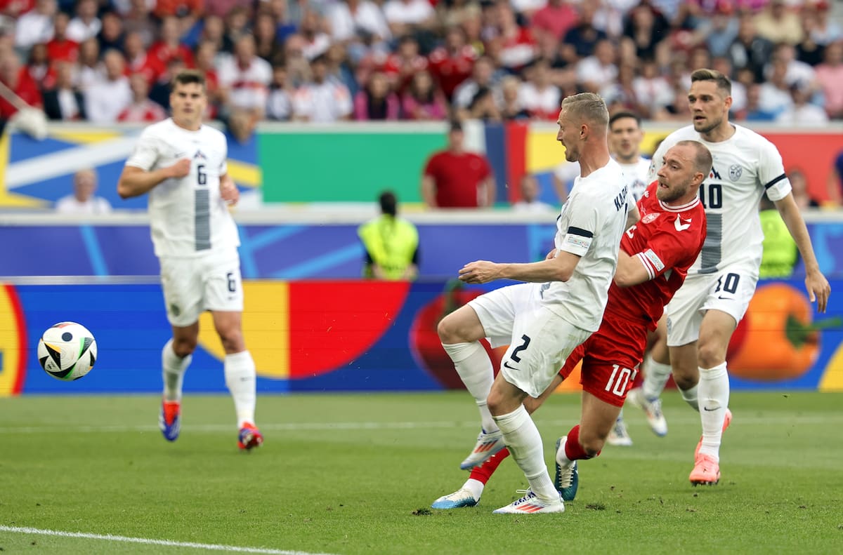 Christian Eriksen de Dinamarca (2R) anota el 1-0 durante el partido de fútbol del Grupo C de la UEFA EURO 2024 entre Eslovenia y Dinamarca, en Stuttgart, Alemania, el 16 de junio de 2024. //EFE