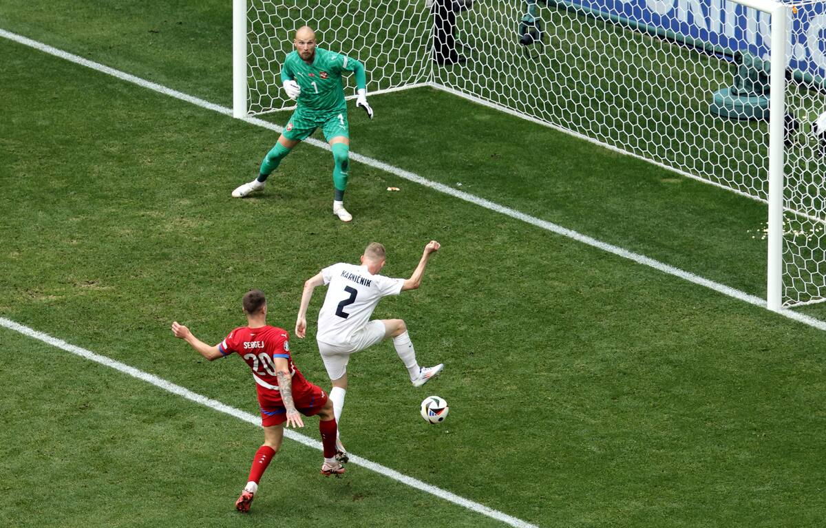 Zan Karnicnik de Eslovenia (R) anota el 1-0 durante el partido de fútbol del Grupo C de la UEFA EURO 2024 entre Eslovenia y Serbia, en Munich, Alemania, el 20 de junio de 2024. //EFE