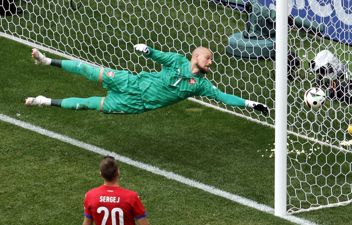 El portero Predrag Rajkovic de Serbia concede el 0-1 durante el partido de fútbol del Grupo C de la UEFA EURO 2024 entre Eslovenia y Serbia, en Munich, Alemania, el 20 de junio de 2024. //EFE