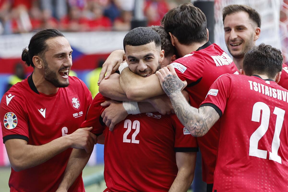 Georges Mikautadze (2-L) de Georgia celebra con sus compañeros de equipo tras marcar el gol 1-0 durante el partido de fútbol del grupo F de la UEFA EURO 2024 entre Georgia y la República Checa, en Hamburgo, Alemania, el 22 de junio de 2024. //EFE