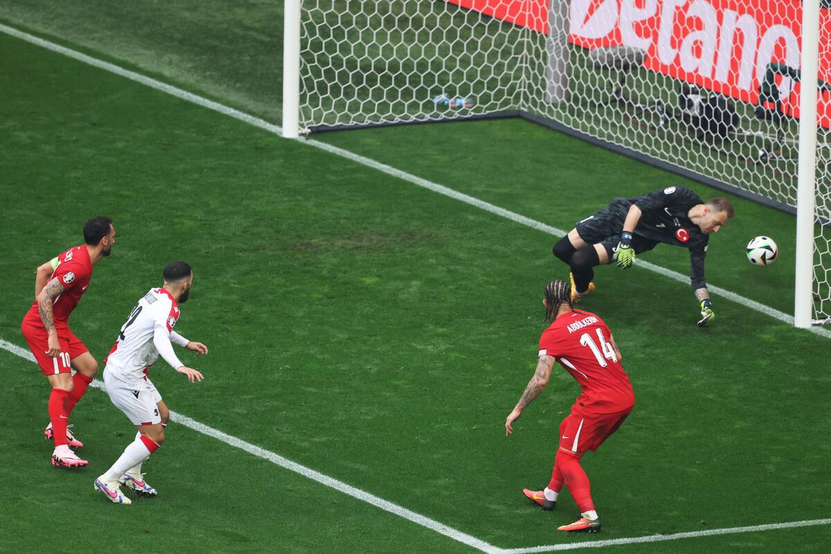 Georges Mikautadze (2-L) de Georgia anota el 1-1 durante el partido de fútbol del grupo F de la UEFA EURO 2024 entre Turquía y Georgia, en Dortmund, Alemania, el 18 de junio de 2024. //EFE