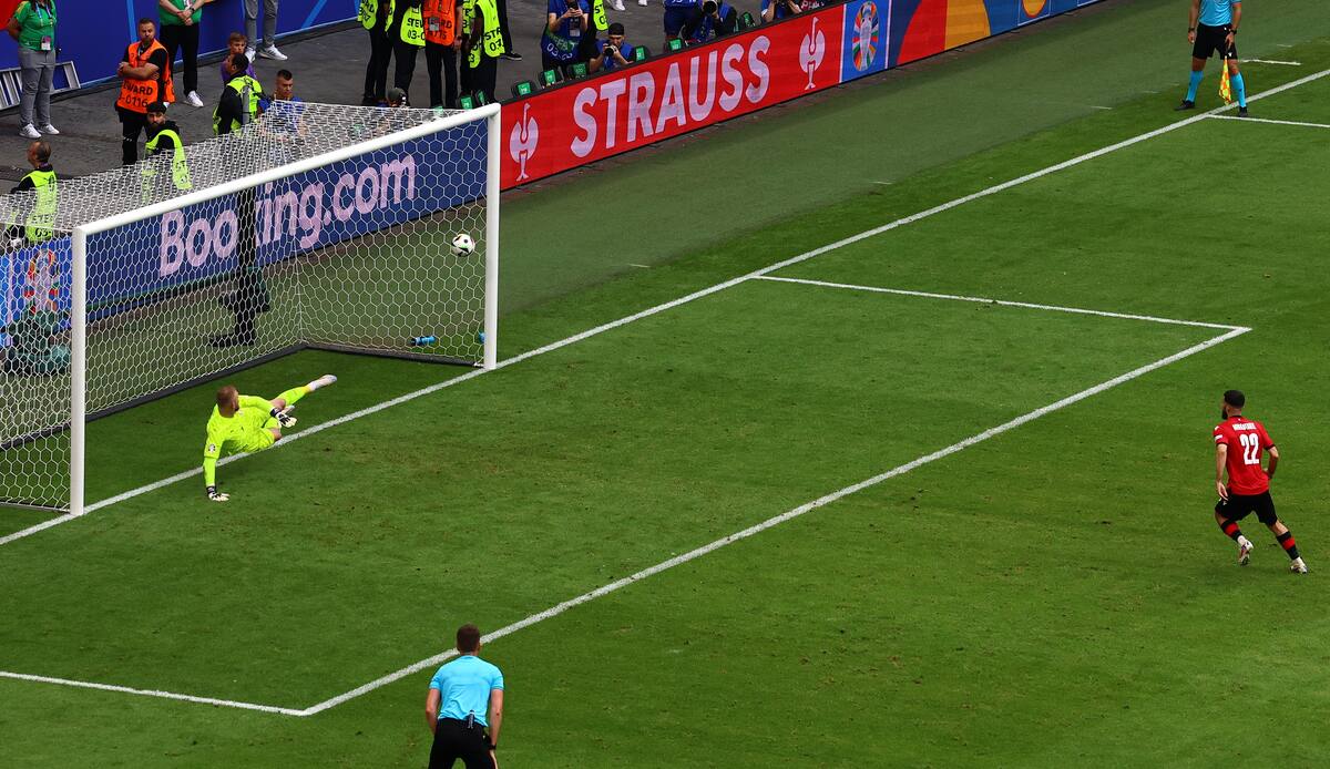Georges Mikautadze de Georgia (R) anota el 1-0 de penalti durante el partido de fútbol del grupo F de la UEFA EURO 2024 entre Georgia y la República Checa, en Hamburgo, Alemania, el 22 de junio de 2024. //EFE