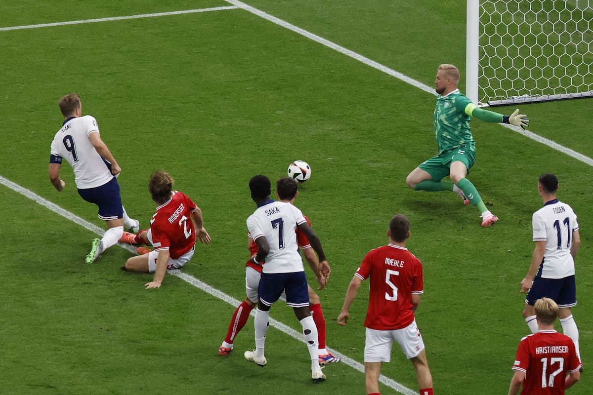 Harry Kane (i), de Inglaterra, anota la ventaja de 1-0 durante el partido del grupo C de la UEFA EURO 2024 entre Dinamarca e Inglaterra, en Frankfurt Main, Alemania, el 20 de junio de 2024. //EFE