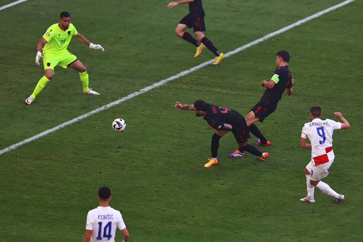 Andrej Kramaric (R) de Croacia marca el gol 1-1 durante el partido del grupo B de la UEFA EURO 2024 entre Croacia y Albania en Hamburgo, Alemania. //EFE