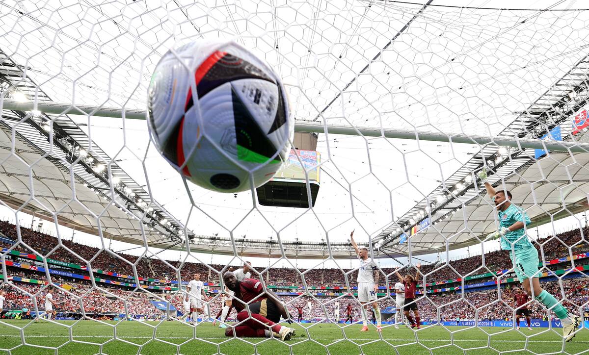 El delantero de Bélgica Romelu Lukaku (C) marca un gol que fue después anulado por el VAR durante el partido del Grupo E de la Eurocopa disputadoo entre Bélgica y Eslovaquia en Frankfurt Main, Alemania. //EFE
