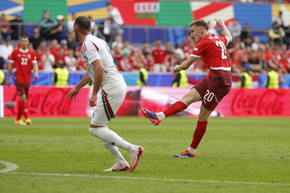 Michel Aebischer de Suiza marca el segundo gol durante el partido del grupo A de la UEFA EURO 2024 entre Hungría y Suiza en Colonia, Alemania, el 15 de junio de 2024. //EFE