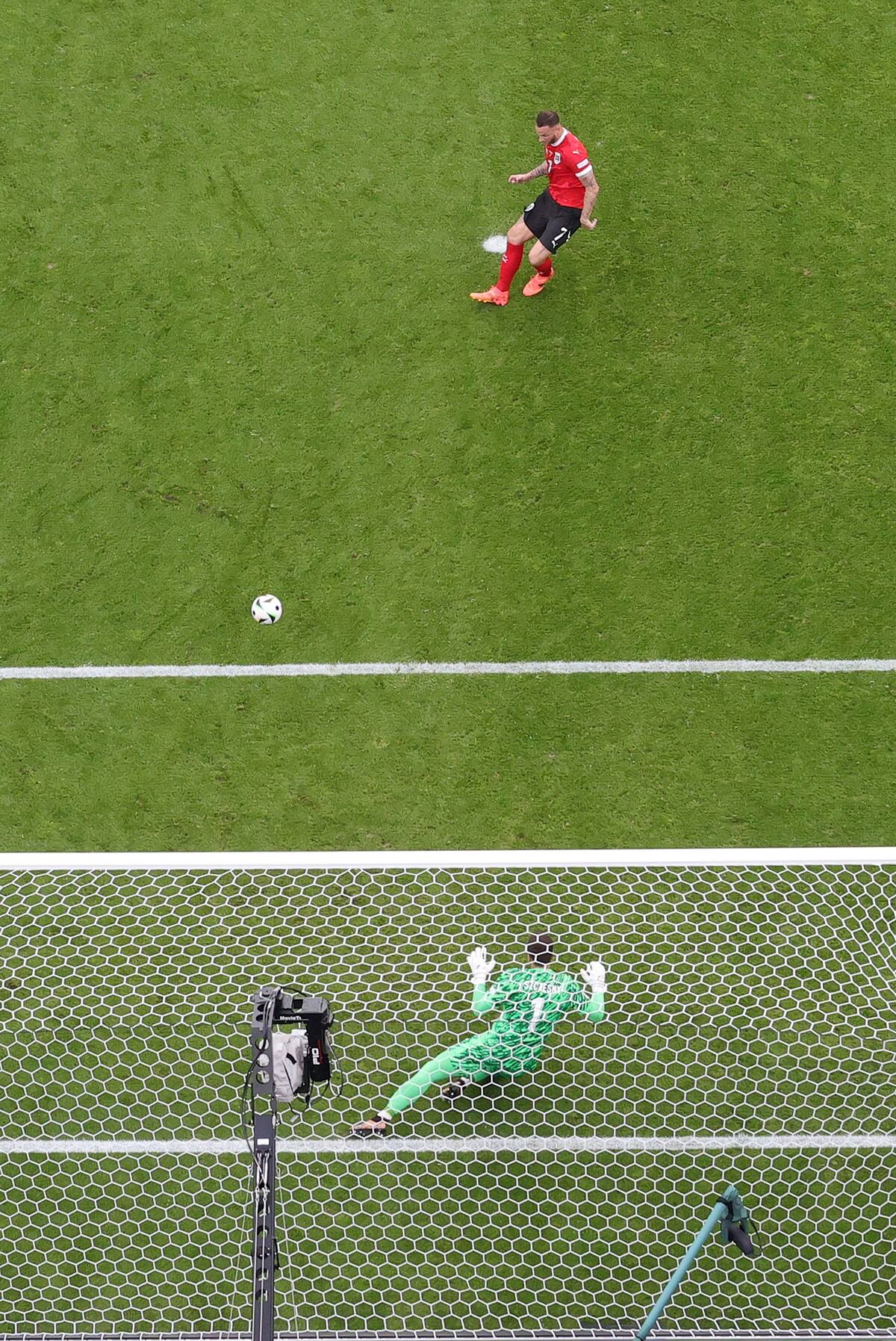 Marko Arnautovic de Austria vence al portero Wojciech Szczesny de Polonia desde el punto de penalti durante el partido de fútbol del grupo D de la UEFA EURO 2024 entre Polonia y Austria, en Berlín, Alemania, el 21 de junio de 2024. //EFE