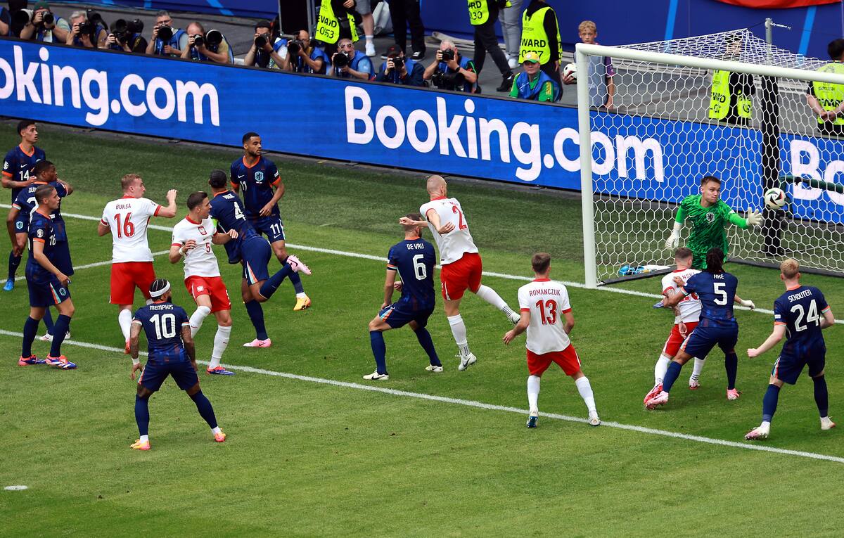 Adam Buksa de Polonia (4L) anota el 1-0 durante el partido del grupo D de la UEFA EURO 2024 entre Polonia y Holanda, en Hamburgo, Alemania, el 16 de junio de 2024. //EFE