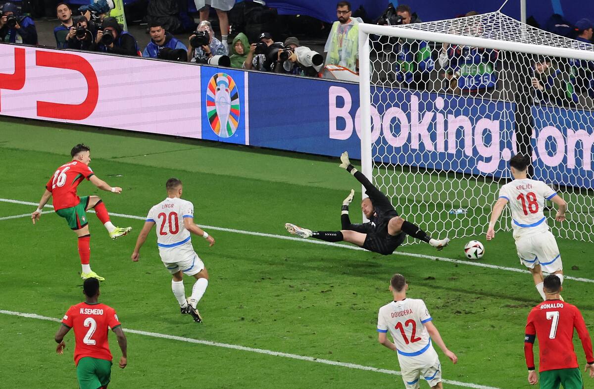 Francisco Conceicao de Portugal (i) anota el 2-1 durante el partido del grupo F de la UEFA EURO 2024 entre Portugal y la República Checa, en Leipzig, Alemania, el 18 de junio de 2024. //EFE