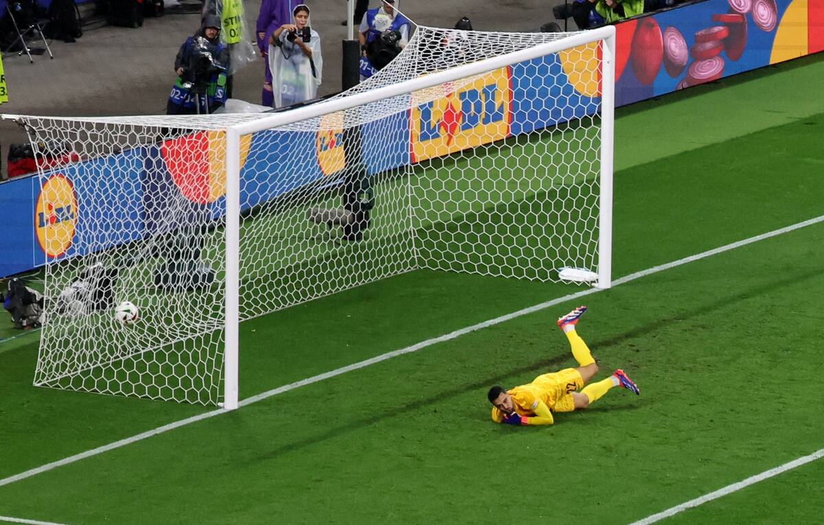 El portero Diogo Costa de Portugal concede el 0-1 durante el partido del grupo F de la UEFA EURO 2024 entre Portugal y la República Checa, en Leipzig, Alemania, el 18 de junio de 2024. //EFE