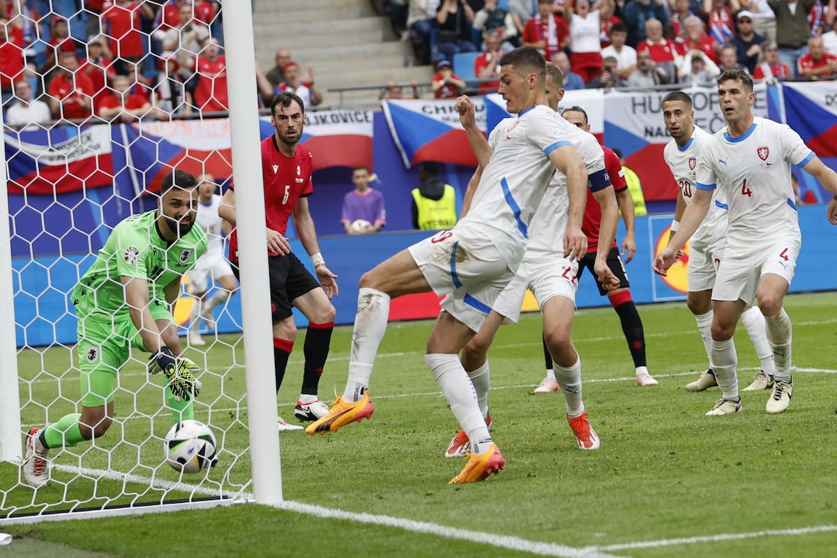 Patrik Schick (C), de la República Checa, anota el empate 1-1 durante el partido de fútbol del grupo F de la UEFA EURO 2024 entre Georgia y la República Checa, en Hamburgo, Alemania, el 22 de junio de 2024. //EFE