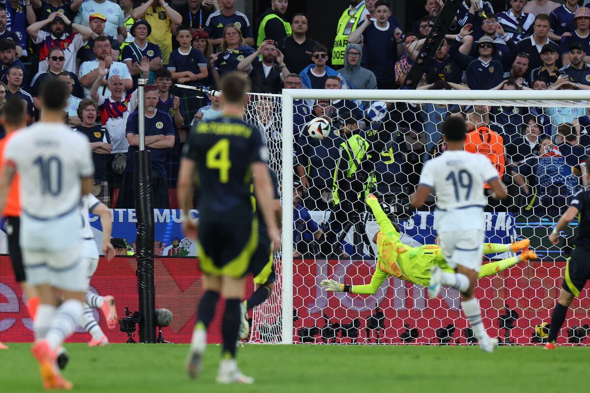 El portero Angus Gunn de Escocia concede el gol 1-1 durante el partido de fútbol del grupo A de la UEFA EURO 2024 entre Escocia y Suiza, en Colonia, Alemania, el 19 de junio de 2024. //EFE