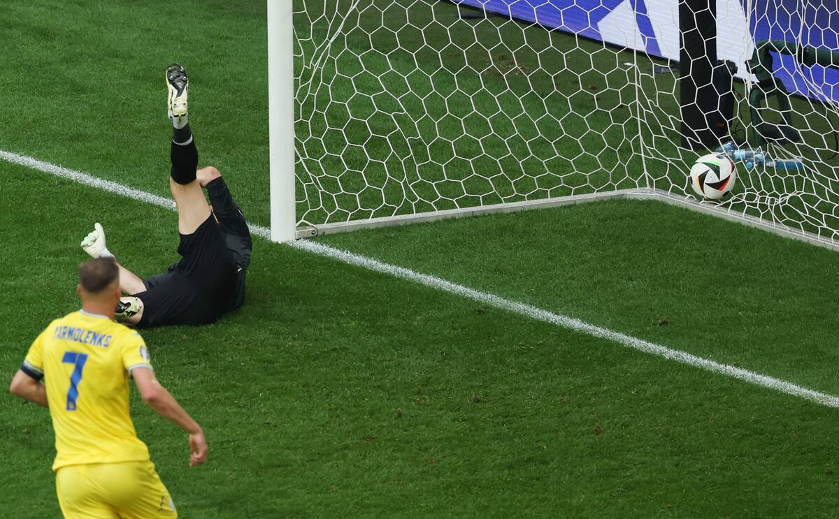 El portero eslovaco Martin Dubravka (arriba a la izquierda) concede el gol del empate 1-1 durante el partido de fútbol del grupo E de la UEFA EURO 2024 entre Eslovaquia y Ucrania, en Dusseldorf, Alemania, el 21 de junio de 2024. //EFE