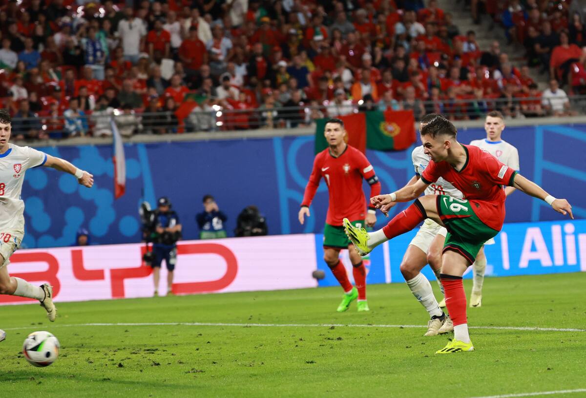 Francisco Conceicao de Portugal anota la ventaja de 2-1 durante el partido del grupo F de la UEFA EURO 2024 entre Portugal y la República Checa, en Leipzig, Alemania. //EFE