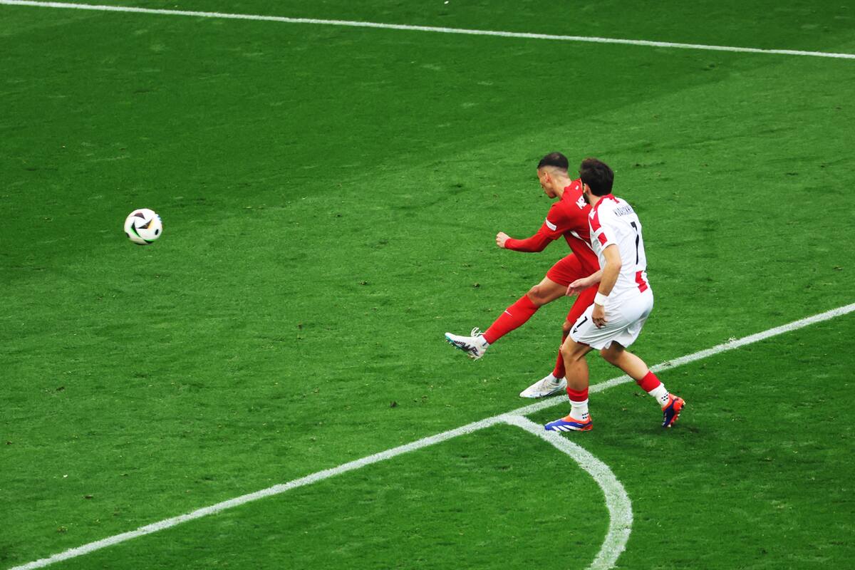 Mert Muelduer (i) de Turquía anota el 1-0 durante el partido de fútbol del grupo F de la UEFA EURO 2024 entre Turquía y Georgia, en Dortmund, Alemania. //EFE