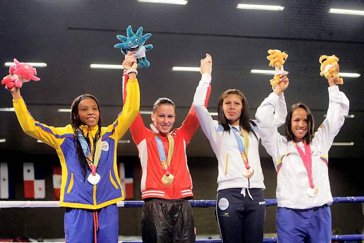 La pugilista colombiana Ingrid Valencia (Izq) consiguió la plata tras perder la final ante la canadiense Mandy Bujold (rojo) en la categoría 51 kg femenino de boxeo de los Juegos Panamericanos de Guadalajara-2011 AP Arnulfo Franco