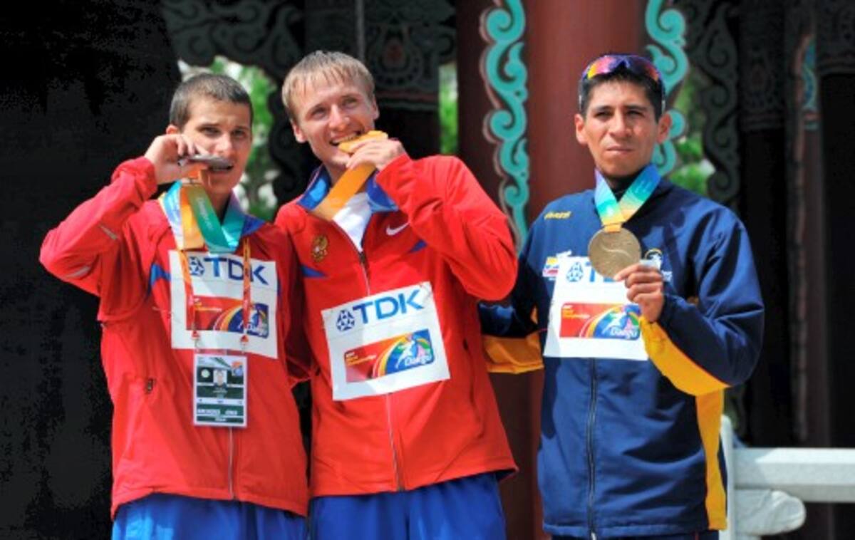 Luis Fernando López (izquierda) le entregó la primera medalla (bronce) a Colombia en un Mundial de Atletismo. AFP