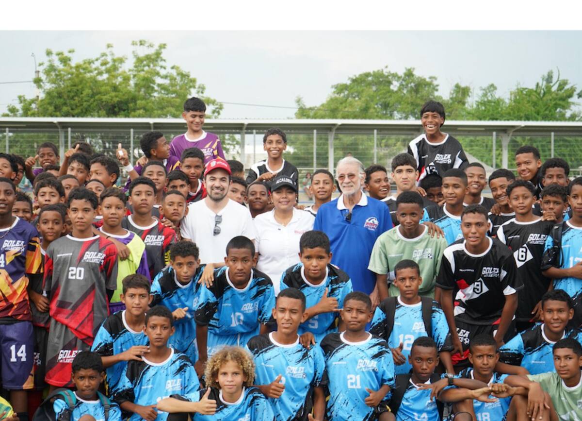 El gobernador del Atlántico, Eduardo Verano, dio el puntapié inicial en la inauguración del torneo sub-15 de fútbol 'Golea Atlántico', que llena de ilusión a los jóvenes futbolistas del departamento.//C cortesía.