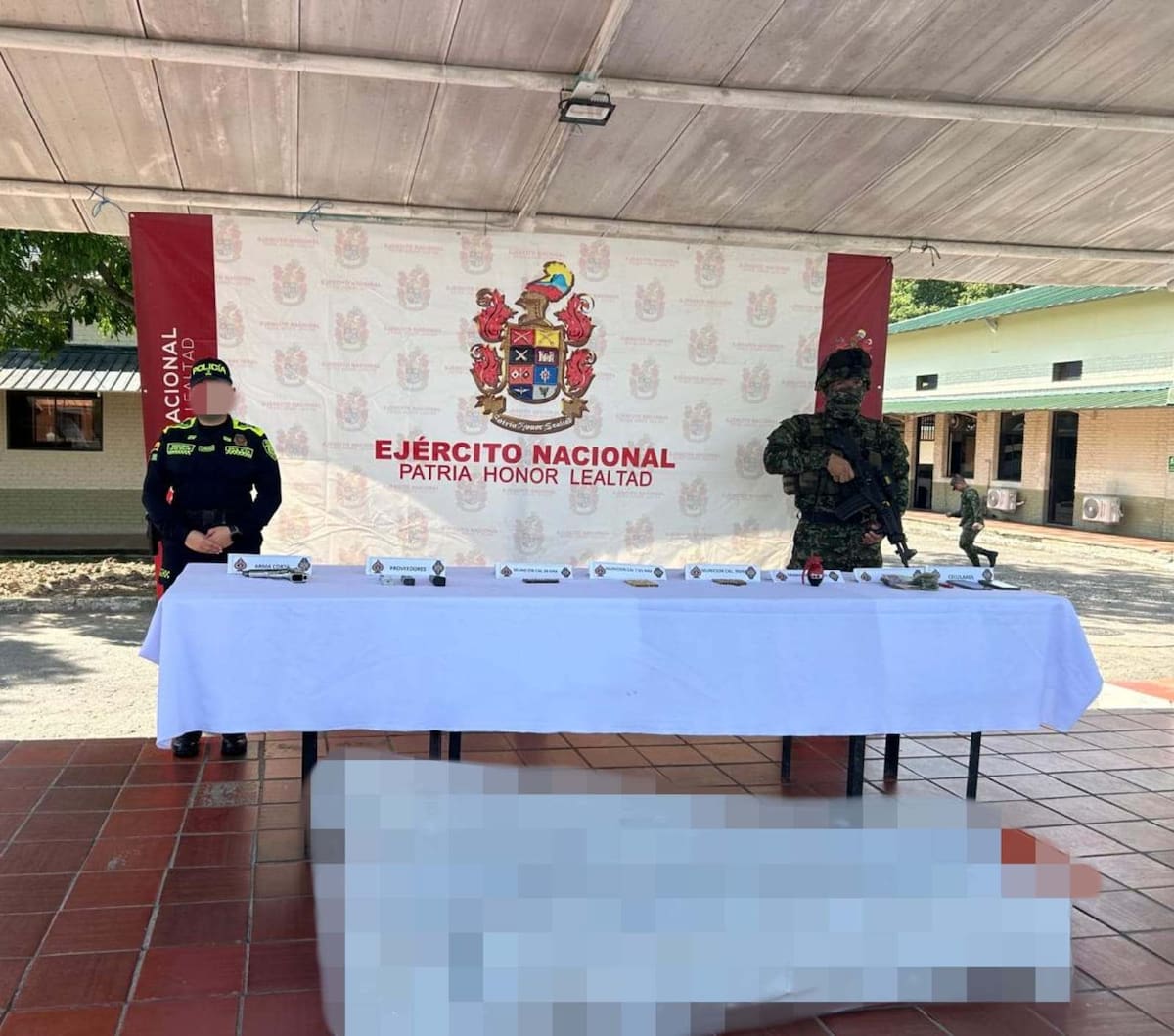 Durante el desarrollo de la operación militar, a este sujeto le fueron incautados material de guerra, dinero en efectivo, documentación de interés para la inteligencia militar. //FOTO EJÉRCITO NACIONAL.