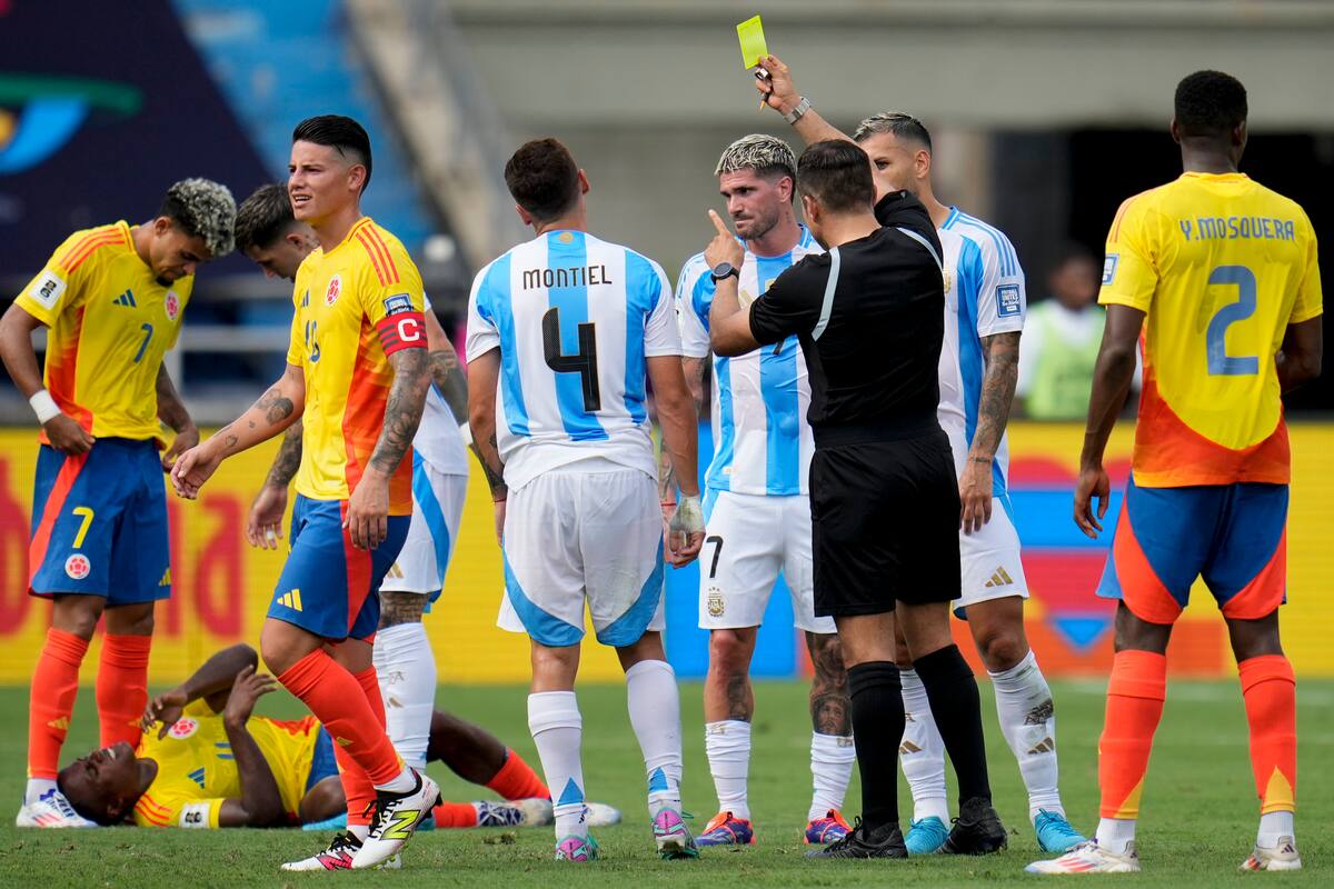 Gonzalo Montiel, de la selección de Argentina, recibe una tarjeta amarilla del árbitro Piero Maza durante un partido de la eliminatoria mundialista. //AP