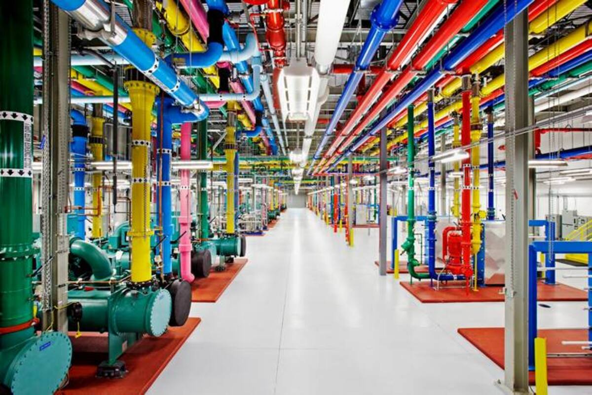 Google no pierde su imagen corporativa ni siquiera en sus centros de datos. AP Connie Zhou