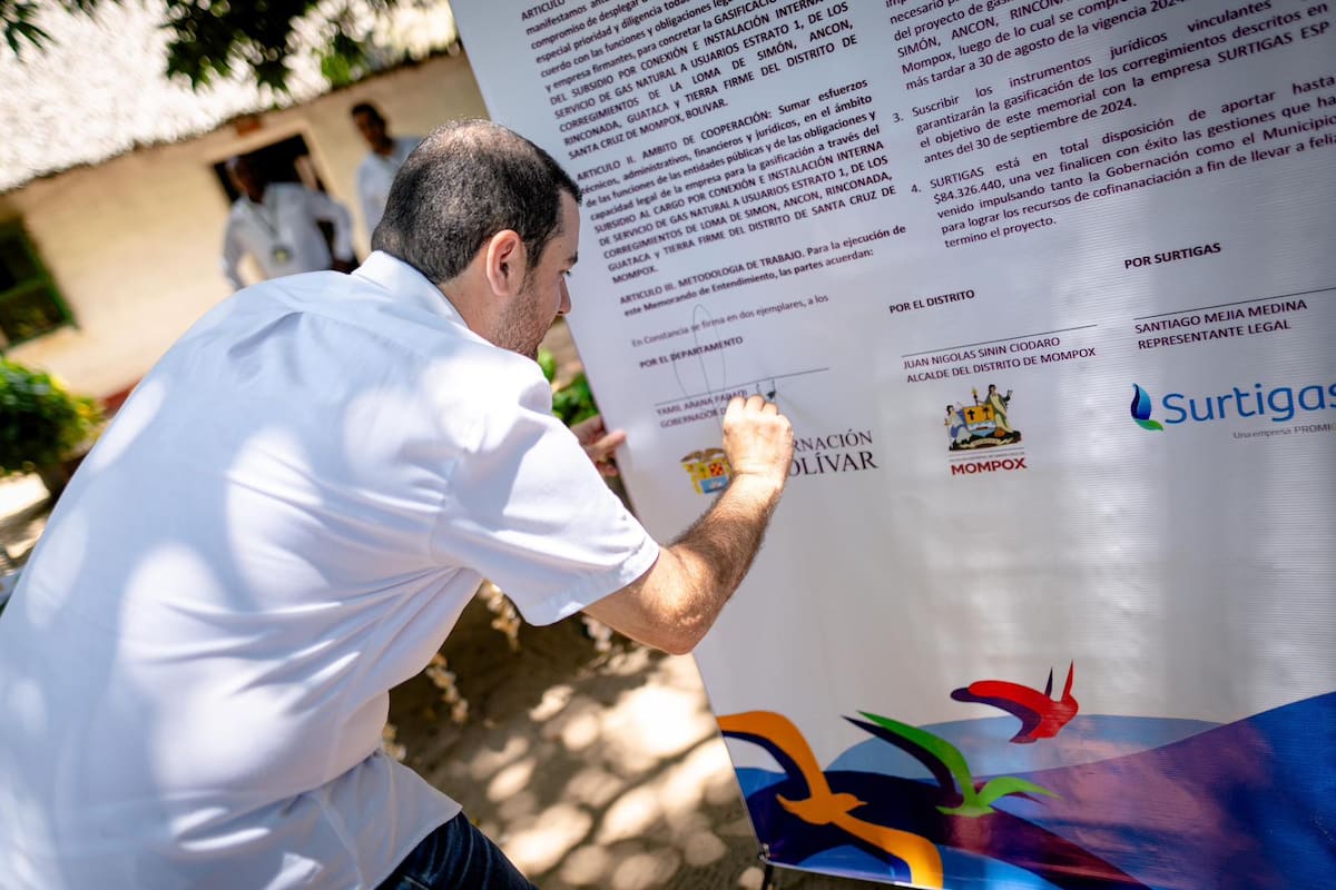 Firma del convenio entre la administración departamental y Surtigas.