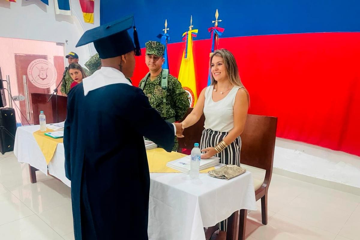 ¡Buena esa! Jóvenes que prestan servicio militar obtienen grado de bachiller