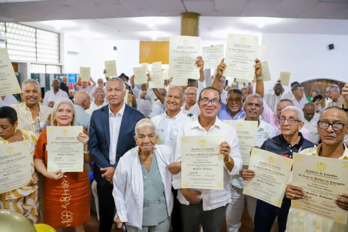 Graduación de la promoción 1975 del Liceo de Bolívar con respaldo del Distrito. // Foto: cortesía - Secretaría de Educación de Cartagena