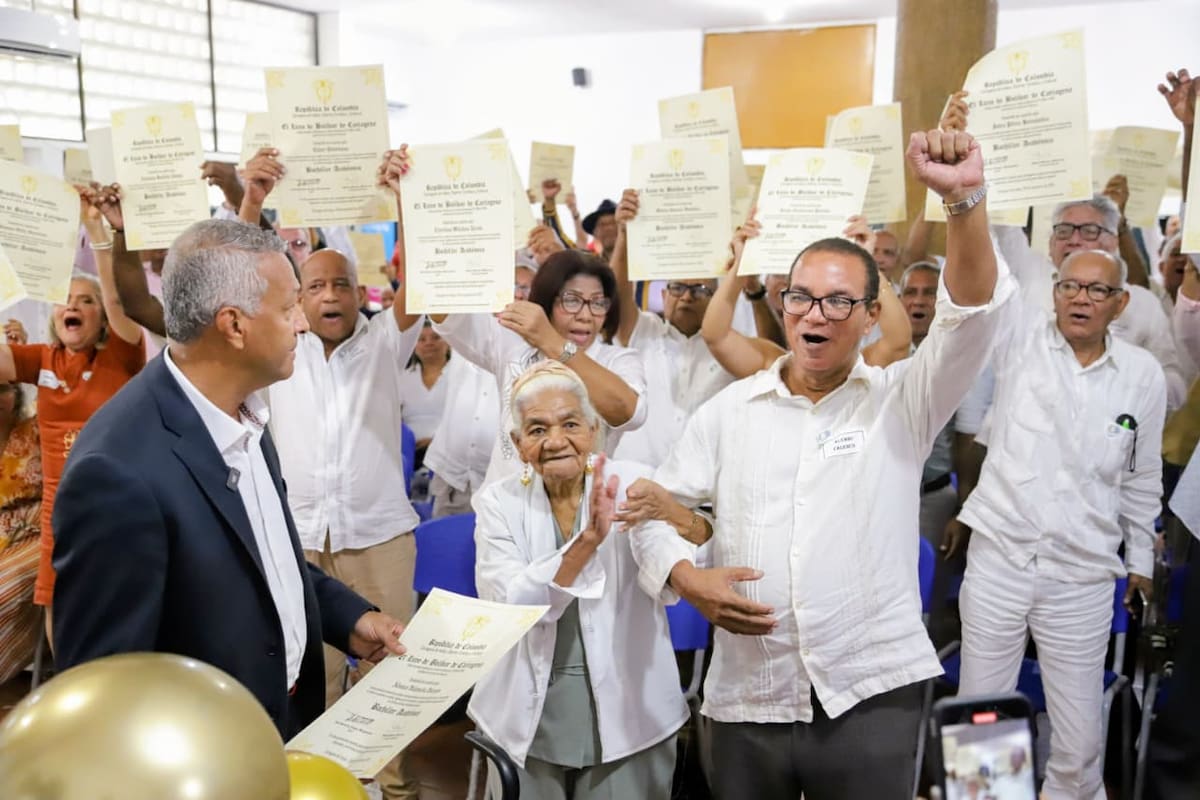 Graduación de la promoción 1975 del Liceo de Bolívar con respaldo del Distrito. // Foto: cortesía - Secretaría de Educación de Cartagena