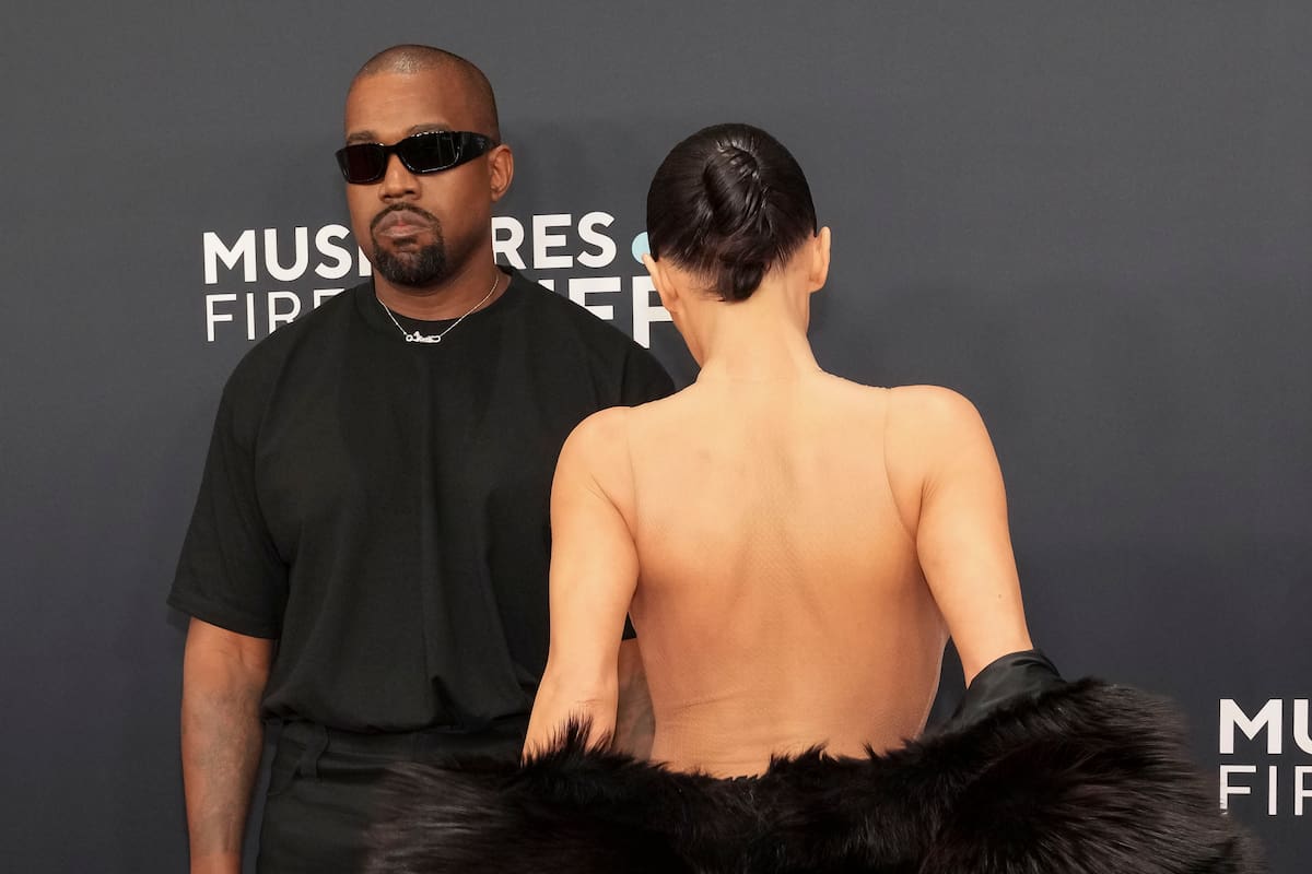 Grammy 2025: esposa de Kanye West se “desnudó” en la alfombra roja