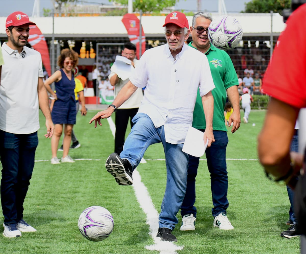 El gobernador del Atlántico, Eduardo Verano, dio el puntazo inicial de la gran final del torneo de fútbol Golea Atlántico organizado por Indeportes y que se juega en el Parque Estadio de Sabanagrande.//Cortesía Gobernación del Atlántico.
