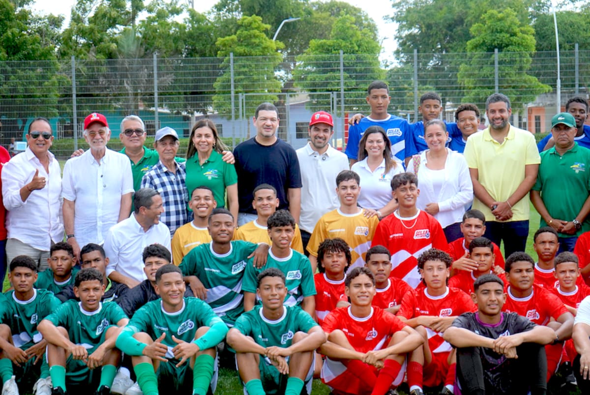 Una gran comitiva de la Asamblea Departamental, alcaldes, funcionarios y entes departamentales acompañaron al gobernador Eduardo Verano en la superfinal del torneo de fútbol Golea Atlántico organizado por Indeportes.//Cortesía Gobernación del Atlántico.
