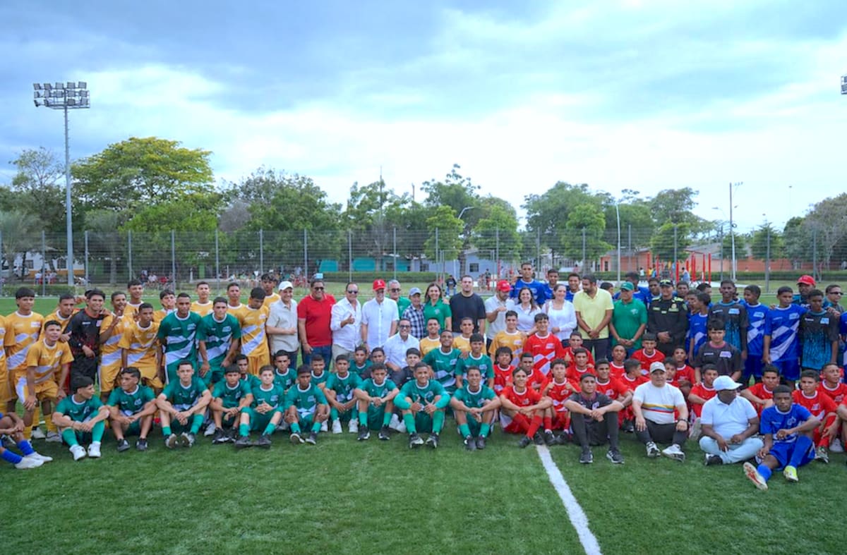 Aspecto de la inauguración del Parque Estadio de Sabanagrande, donde también se empezó a jugar la superfinal del torneo de fútbol Golea Atlántico organizado por Indeportes.//Cortesía Gobernación del Atlántico.