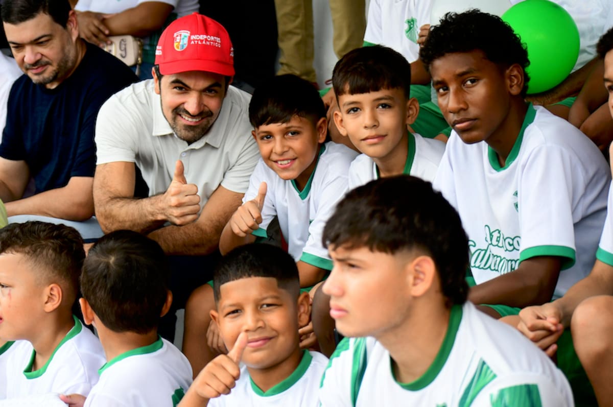 Iván Urquijo, director de Indeportes, con algunos jugadores durante en la superfinal del torneo de fútbol Golea Atlántico organizado por Ia Gobernación del Atlántico.//Cortesía Gobernación del Atlántico.