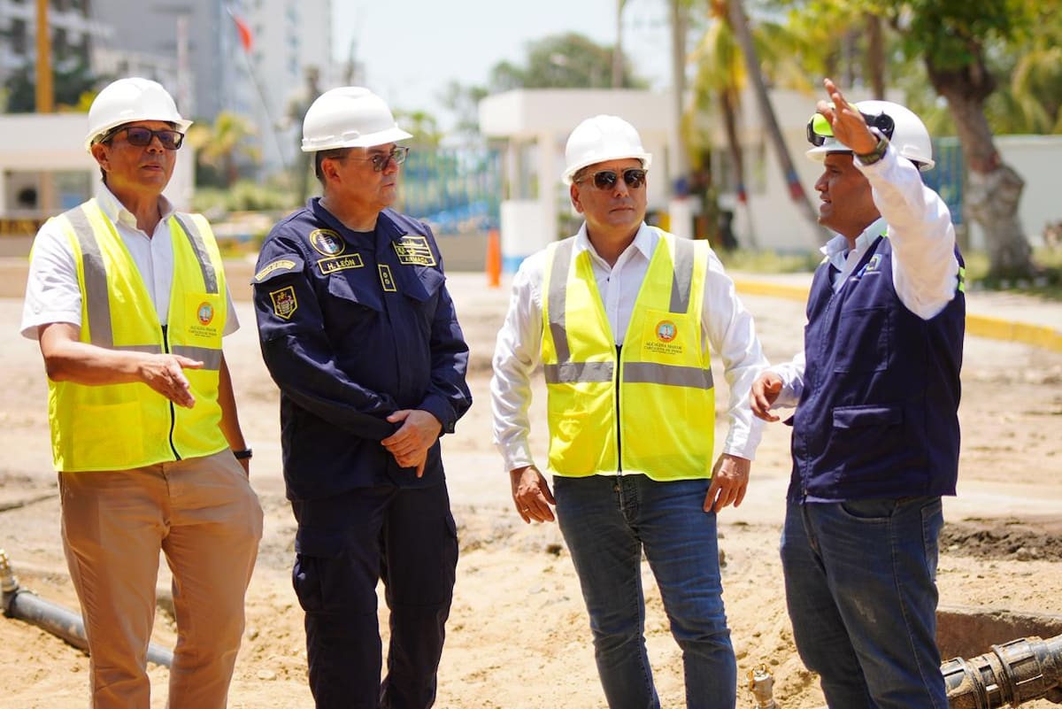 El alcalde, Dumek Turbay, junto al director de la Dimar, el contralmirante Hermann León, durante la visita a las obras del Gran Malecón del Mar. // Foto: cortesía - Alcaldía de Cartagena
